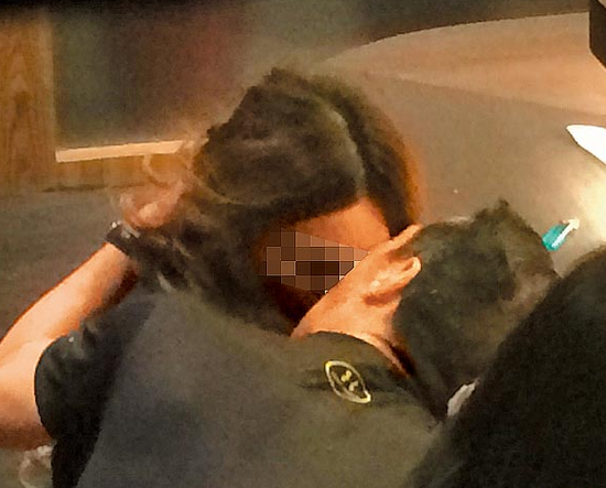 57岁黄仲昆与两熟女当众激吻