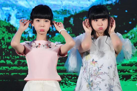 陈瑶 彩旗卖萌耍宝