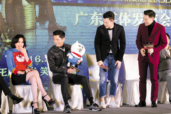 刘嘉玲（左）是广州发布会上唯一的“女生”