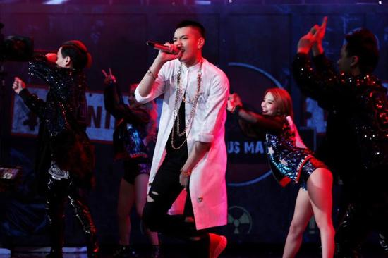 华人春晚大年初一上映 吴亦凡刮起酷炫风|吴亦