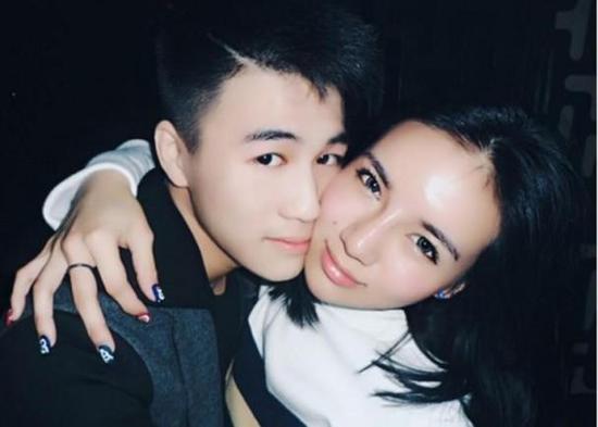 何猷君与女友亲密合影