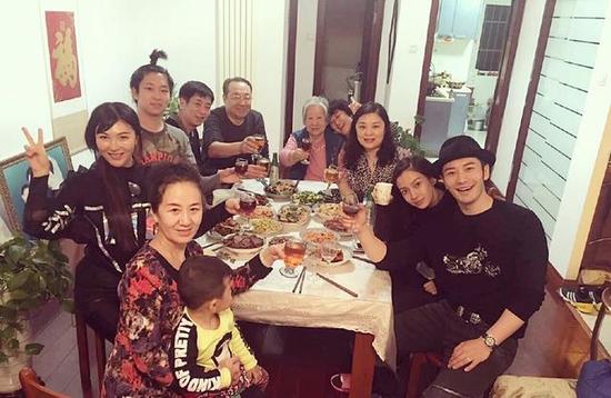 黄晓明家年夜饭 baby素颜现身婆婆家(图)|黄晓