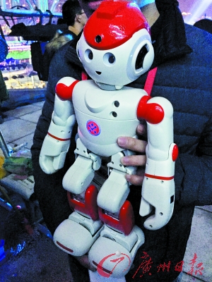彩排期间，机器人团队展示最新型的国产机器人。