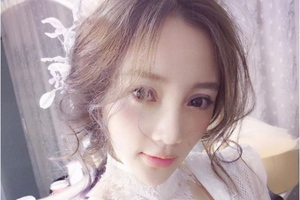 李小璐晒美照透视白衣性感 超深V露酥胸