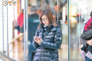 伍咏薇独自逛街没收获 低头玩电话解闷