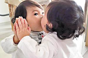 郑希怡女儿满10个月 亲吻镜中的“自己”