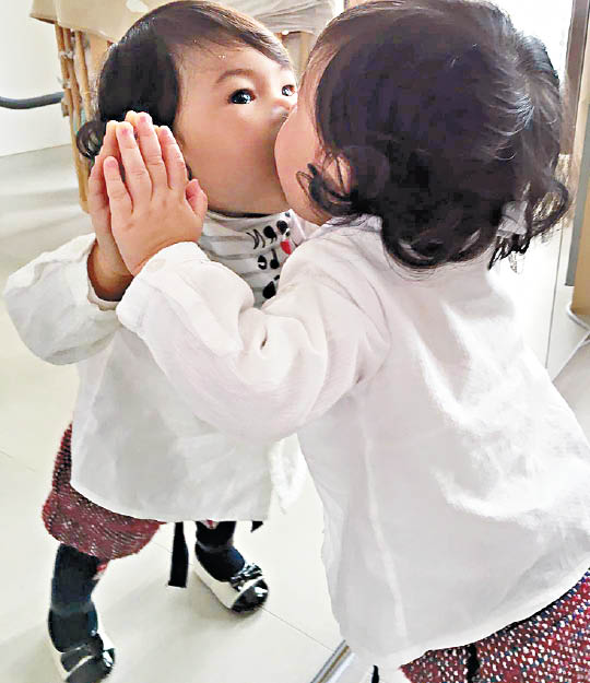 郑希怡女儿满10个月 亲吻镜中的自己|郑希怡