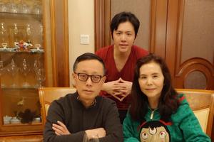 李云迪春节亲自下厨慰劳父母 全家福曝光