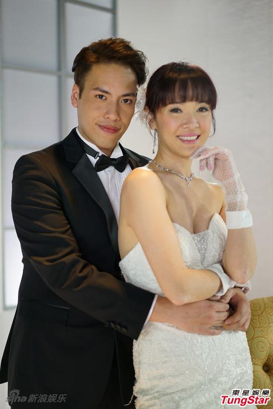 向海岚和钟炜乔穿上婚纱礼服上演“假结婚”。