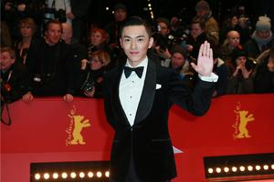 邬立朋携《长江图》亮相柏林 演绎绅士风