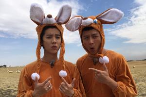 邓超合影鹿晗袋鼠装呆萌 称帮小鹿选女友