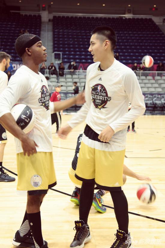 吴亦凡访NBA关怀项目 为不凡荣誉球场取经|吴