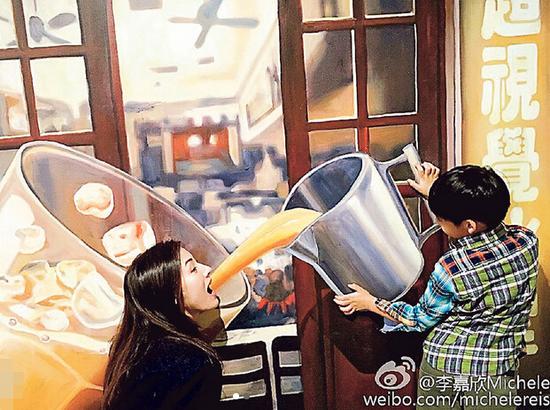 李嘉欣儿子Jayden Max作状拿着巨型杯“喂”她喝“港式奶茶”