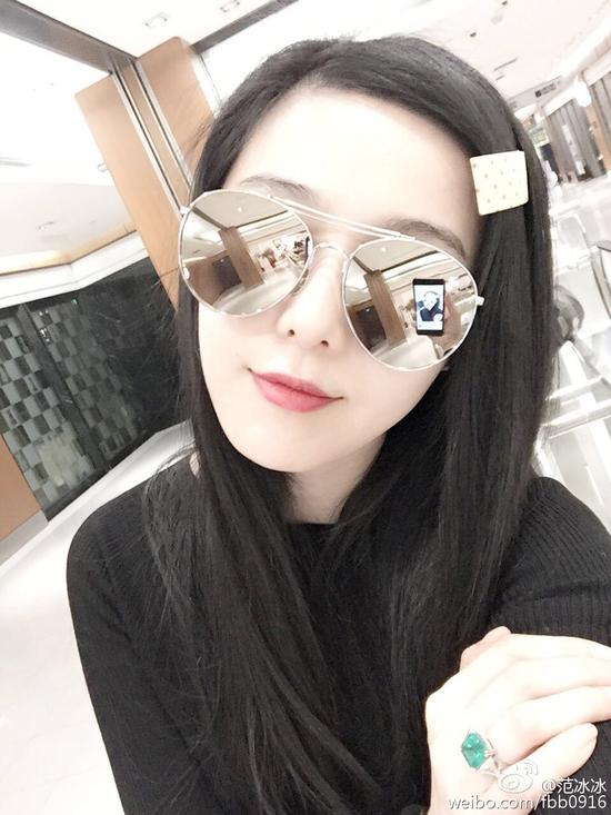 范冰冰祖母绿戒指吸睛 网友催婚喊李太太