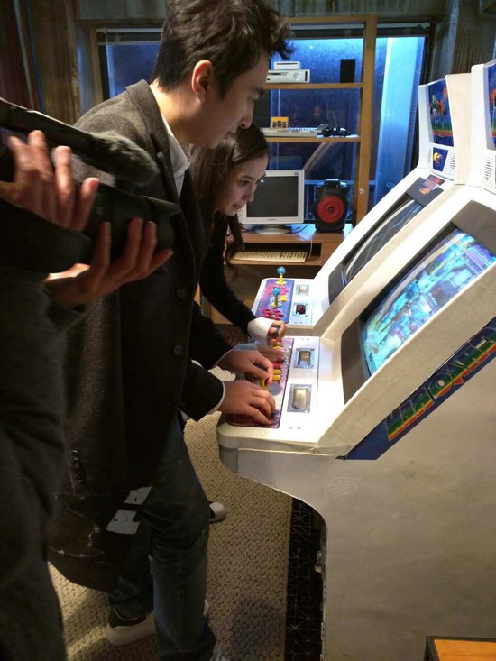 王思聪和Angelababy一起玩街机