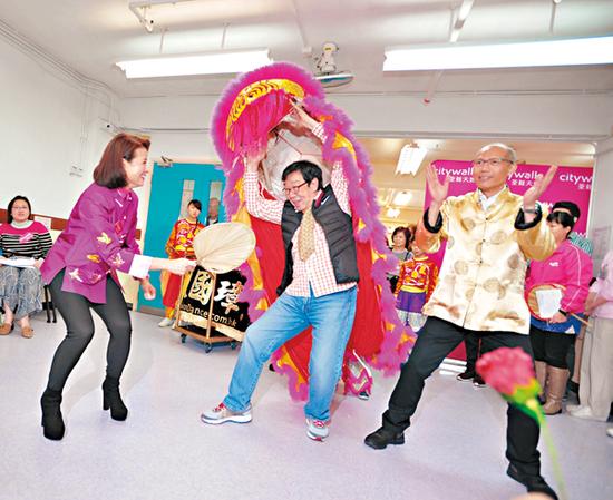 84岁仍然活力充沛的胡枫与黎燕珊姐学习舞狮及舞动大葵扇，表现活跃！