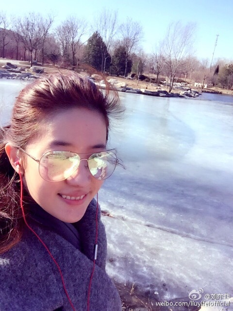 刘亦菲湖边自拍女神范 唇红齿白仙气十足|刘亦