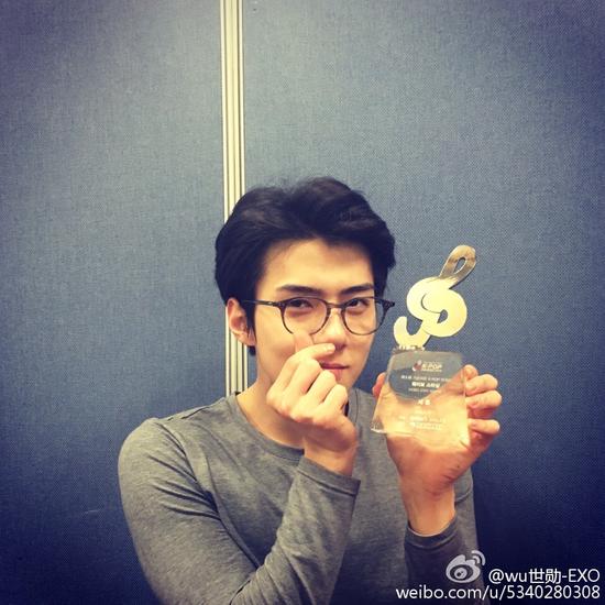 吴世勋夺微博明星奖 比手指heart谢粉丝|吴世勋