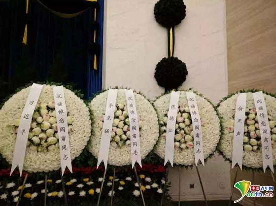 习近平、李克强、张德江、俞正声、刘云山、王岐山、张高丽等献花圈。