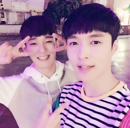 张艺兴遭排挤 从EXO代言品牌应援扇上消失|张