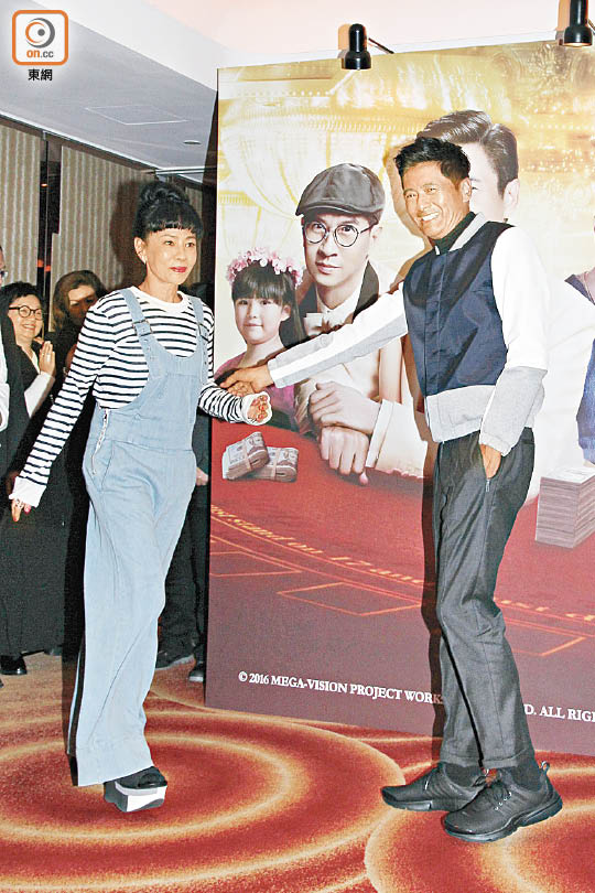 周润发邀请发嫂合照时，笑她花很多时间打扮。