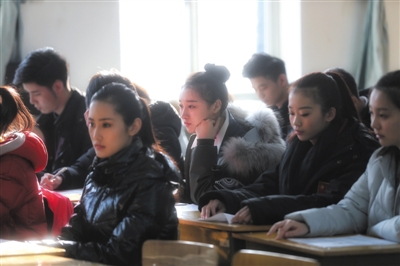 中戏表演系复试：卸妆拼素颜 脱鞋量身高