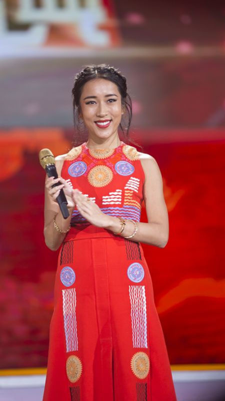 吉克隽逸红裙喜气洋洋