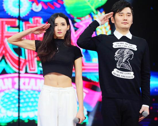 周开开节目现场拔军姿