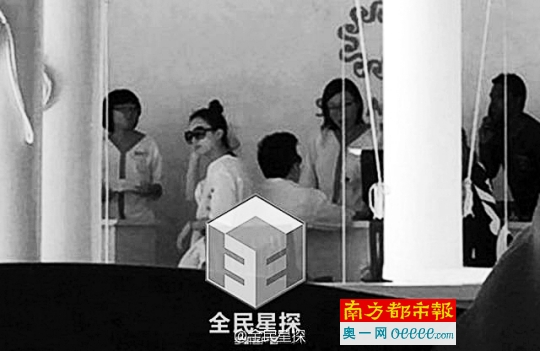 赵丽颖与男子同游马尔代夫,素颜的赵丽颖扎着丸子头,身着休闲的白色T恤,只戴了一副墨镜。