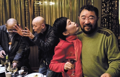 会的几张照片中,一身红衣的马晓晴罕见送吻导演米家山