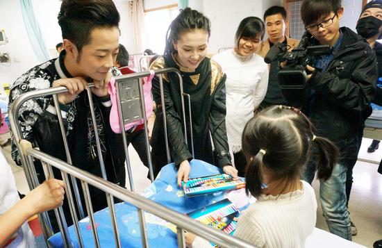 毕夏王晓天看望病童 猜谜游戏频互动|王晓天|毕