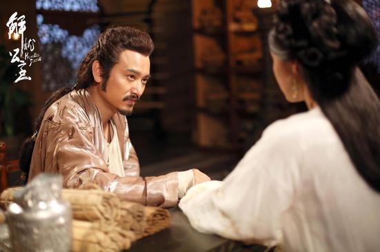 袁文康深情注视张歆艺