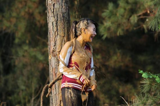 《疯狂丛林》爆笑开播 美女主持被泼泥浆|丛林