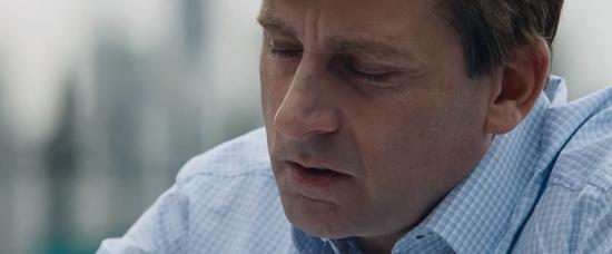 史蒂夫·卡瑞尔饰演的角色看到的不是赚钱，更是深深的无奈和沉痛