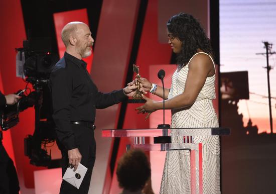 上届男配角奖得主J·K·西蒙斯为最佳女配角米娅·泰勒颁奖