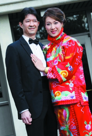 钟嘉欣穿中式裙褂亮相婚宴