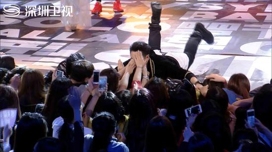 潘玮柏《对口型大作战》遭粉丝强吻告白|对口