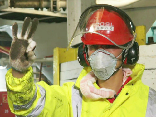 阮经天进行除锈工作