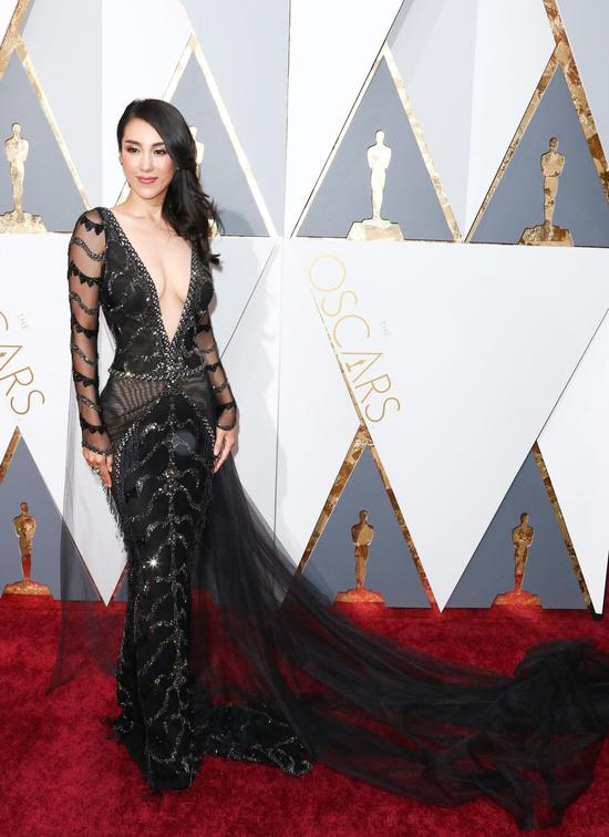 华人女星吴靖萱亮相奥斯卡 着深V鱼尾礼服