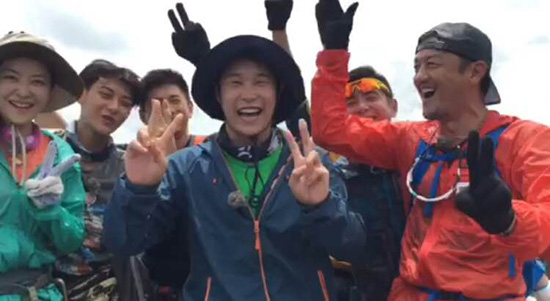 小沈阳非洲录视频为妻庆生 丛林家族助攻|小沈