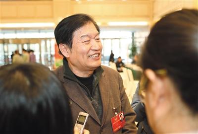 昨日,政协委员王兴东在会议驻地报到。新京报记者 王贵彬 摄
