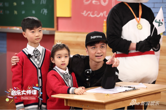 古巨基教王奕程、李姝娴学习《同一首歌》