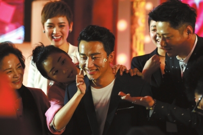 《猎人》首播活动 影迷送惊喜黄轩飙泪|黄轩|曹