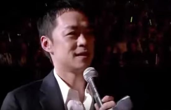 阿中在S.H.E演唱会上求婚。