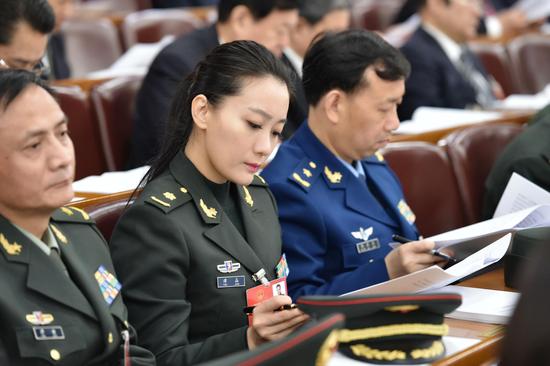 李克强总理做政府报告,谭晶等代表和委员专注听会 李舸摄