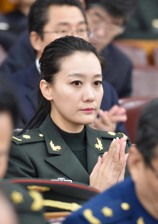 人大认代表谭晶认真听会 李舸摄