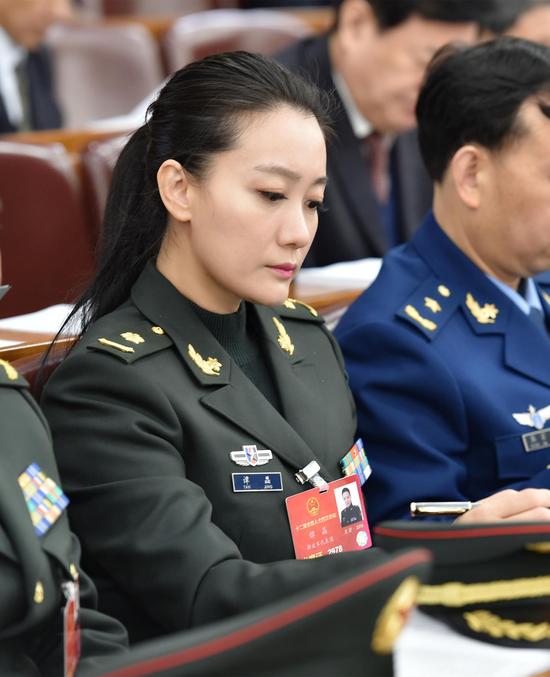 人大代表谭晶 李舸摄影