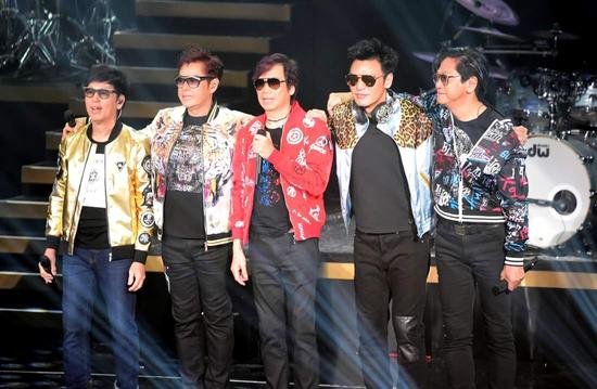 钟镇涛红磡连开8场演唱会 新曲MV拍摄中|钟镇涛|演唱会|新曲_新浪娱乐_新浪网