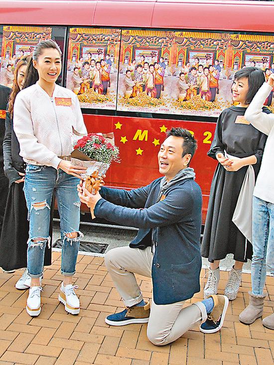 黎耀祥下跪扮求婚送花 胡定欣称被吓坏|胡定欣