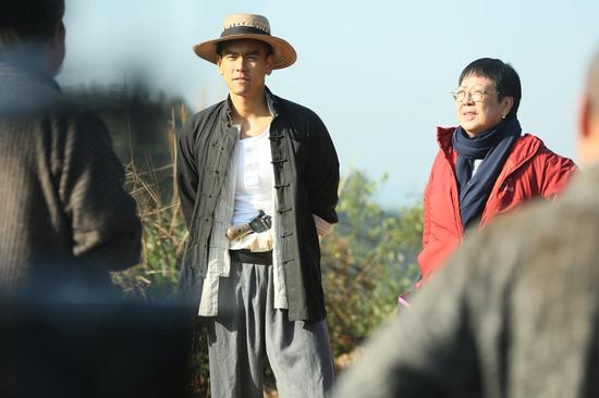 彭于晏和许鞍华导演在片场